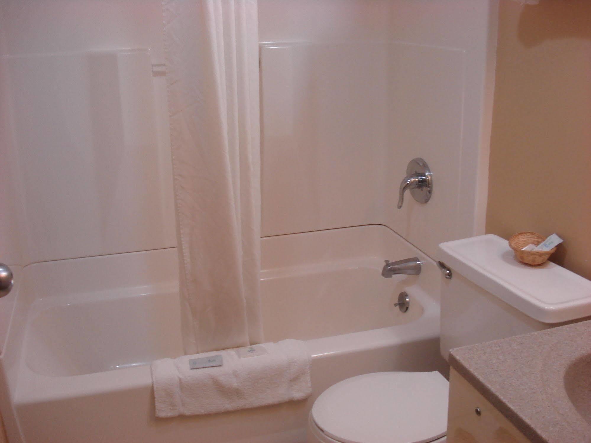 Budget Inn Bath Extérieur photo